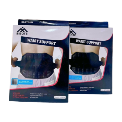 Ceinture lombaire Sibote ST 5604, modèle taille standard, présentée sur fond neutre. La ceinture est de couleur grise et comporte des bretelles réglables. Elle est conçue pour offrir un soutien renforcé au bas du dos et favoriser la respirabilité, comme indiqué par les détails de texture visibles. Le produit est mis en avant comme une solution pour soulager les lombalgies et améliorer la posture.