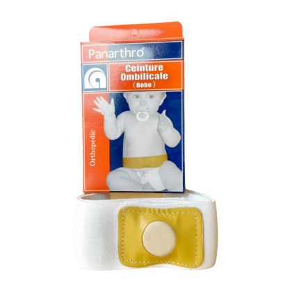 Ceinture ombilicale Panarthro pour bébé, en matériau hypoallergénique, conçue pour le soutien et le confort pendant la cicatrisation après la naissance. La ceinture est présentée dans son emballage ou portée sur un bébé. Qualité médicale, facile à utiliser.