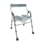 Chaise de douche avec dossier en cuir synthétique noir (PU526). Conçue pour les personnes à mobilité réduite et les seniors, elle est antidérapante et facile à installer. La chaise est positionnée dans une salle de bain, visiblement propre et lumineuse.
