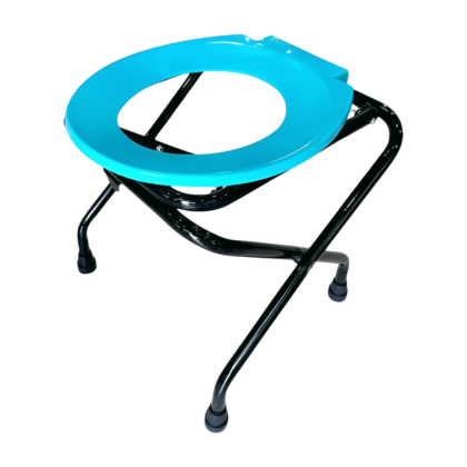 Chaise pliable en tissu léger, couleur [couleur visible sur l'image], présentée dépliée. Design minimaliste, pieds stabilisés. Idéale pour le rangement, notamment dans une garde-robe, permettant de gagner de l'espace.