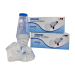 Colis de 50 chambres d'inhalation anti-statique Omron, présentées sur fond blanc. Les chambres sont de couleur blanche et disposées de manière ordonnée, mettant en évidence leur aspect hygiénique et leur emballage regroupé.