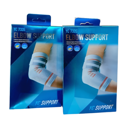 Coudière de soutien universelle Yc 7335, présentée sur fond neutre. La coudière est de couleur grise, en tissu extensible avec des renforts en silicone au niveau du coude pour un maintien sécurisé. Elle possède des ouvertures pour une meilleure respirabilité et une amplitude de mouvement optimale. L'image met en évidence la conception ergonomique et le confort du produit.