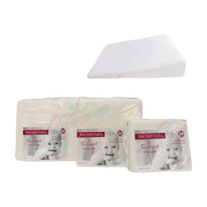 Coussin de bébé incliné PM LB38, de couleur claire, conçu pour le confort et le développement sain. Le coussin présente une forme ergonomique avec une pente douce, suggérant un soutien optimal pour le bébé. Il semble être fabriqué à partir de matières douces et naturelles.