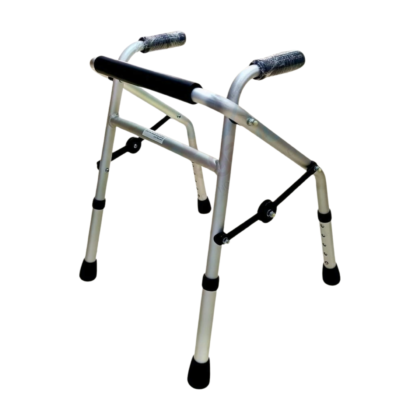 Déambulateur pliable en chrome pour enfant Nd NM9145L(S), représentant mobilité et sécurité. Le déambulateur est de couleur chrome, pliable et de taille adaptée aux enfants. Il est conçu pour offrir confort et robustesse aux personnes à mobilité réduite.