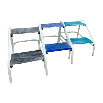 Escabeau à deux marches en aluminium, revêtement époxy résistant et antioxydant, avec marches antidérapantes. Design robuste et sûr pour les travaux de bricolage et d'entretien. Plusieurs coloris disponibles.