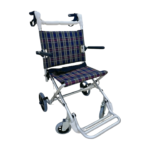 Fauteuil roulant de transfert pliable de couleur [couleur du fauteuil roulant - ex: bleu foncé, gris anthracite] avec dossier [type de dossier - ex: inclinable, fixe] et repose-pieds [type de repose-pieds - ex: réglables, fixes]. Structure robuste et design compact suggérant une facilité de pliage et de rangement. Destiné à l'assistance aux personnes à mobilité réduite.