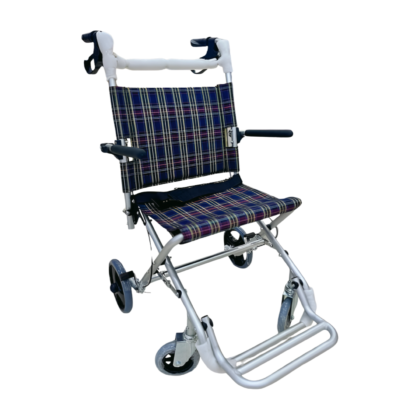 Fauteuil roulant de transfert pliable de couleur [couleur du fauteuil roulant - ex: bleu foncé, gris anthracite] avec dossier [type de dossier - ex: inclinable, fixe] et repose-pieds [type de repose-pieds - ex: réglables, fixes]. Structure robuste et design compact suggérant une facilité de pliage et de rangement. Destiné à l'assistance aux personnes à mobilité réduite.