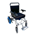 Fauteuil roulant électrique plié, design moderne, couleur [Couleur du fauteuil], avec repose-pieds et dossier inclinable. Compact et prêt à voyager, illustrant la mobilité facilitée.