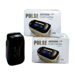 Oxyxymètre de doigt Fingertip Pulse Oximètre C02 : petit appareil électronique blanc et ergonomique à utiliser sur le doigt, affichant des lectures numériques pour le taux d'oxygène dans le sang (SpO2) et le dioxyde de carbone (CO2). Idéal pour le suivi respiratoire à domicile.