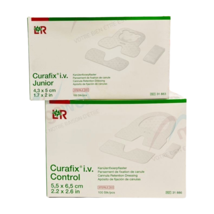 Pansement de fixation médical, LR Curafix I.V. Junior, conçu pour les perfusions chez les enfants. Le pansement est de couleur claire, probablement blanc ou bleu clair, et présente une zone adhésive entourant un dispositif de fixation pour les tubulures de perfusion. Il est présenté de manière à montrer sa forme adaptée aux petits diamètres de tubulures, soulignant sa conception pour un confort et une sécurité optimaux.