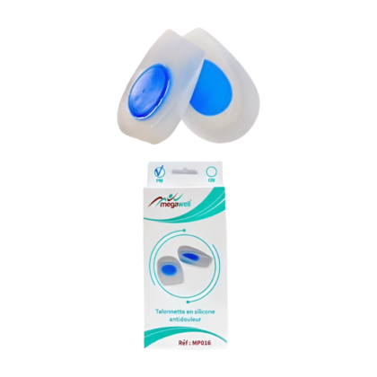 Talonnette en silicone blanche, modèle Megawell MP016, conçue pour soulager les douleurs aux talons. Objet de petite taille, de forme incurvée pour s'adapter à la voûte plantaire. Surface lisse et texture légèrement différente sur le dessous pour une meilleure adhérence.