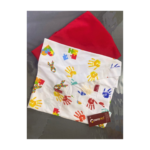 Tenue Confoped : ensemble composé d'un haut blanc et d'un pantalon rouge. Le pantalon, modèle "High Five", est particulièrement reconnaissable. Le tissu est un mélange de coton et de polyester, offrant confort et une coupe décontractée.