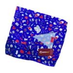 Tenue de bloc opératoire Confoped en bleu roi pour professionnels de santé. Combinaison confortable et résistante, confectionnée en coton et polyester, avec un motif médical subtil. Disponible en plusieurs tailles.