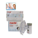 Nébuliseur portable Medel, de couleur [couleur du nébuliseur], compact et de forme [forme du nébuliseur : cylindrique, arrondie, etc.], destiné à faciliter la respiration. Le nébuliseur est présenté [position du nébuliseur : debout, posé, etc.] et illustre sa portabilité et sa facilité d'utilisation. Il est associé au symbole du vent 🌬️, soulignant son objectif d'aider à la respiration.