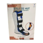 Attelle nocturne Berbas BR322 : attelle de nuit pour le pied, conçue pour le confort et le soutien. Elle est visiblement articulée et enveloppante, suggérant un maintien du pied et du talon. Matériau souple, probablement en tissu, avec des ouvertures pour le gros orteil. Couleur neutre, potentiellement blanche ou grise.