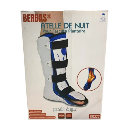 Attelle nocturne Berbas BR322 : attelle de nuit pour le pied, conçue pour le confort et le soutien. Elle est visiblement articulée et enveloppante, suggérant un maintien du pied et du talon. Matériau souple, probablement en tissu, avec des ouvertures pour le gros orteil. Couleur neutre, potentiellement blanche ou grise.