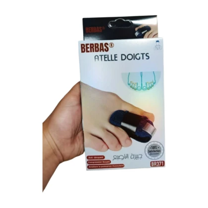 Attelle pour doigts Berbas BR371, modèle standard, en tissu respirant, conçue pour soulager les douleurs liées à l'arthrite ou aux blessures. L'attelle est visiblement ajustée à la main et offre un soutien visible aux doigts.