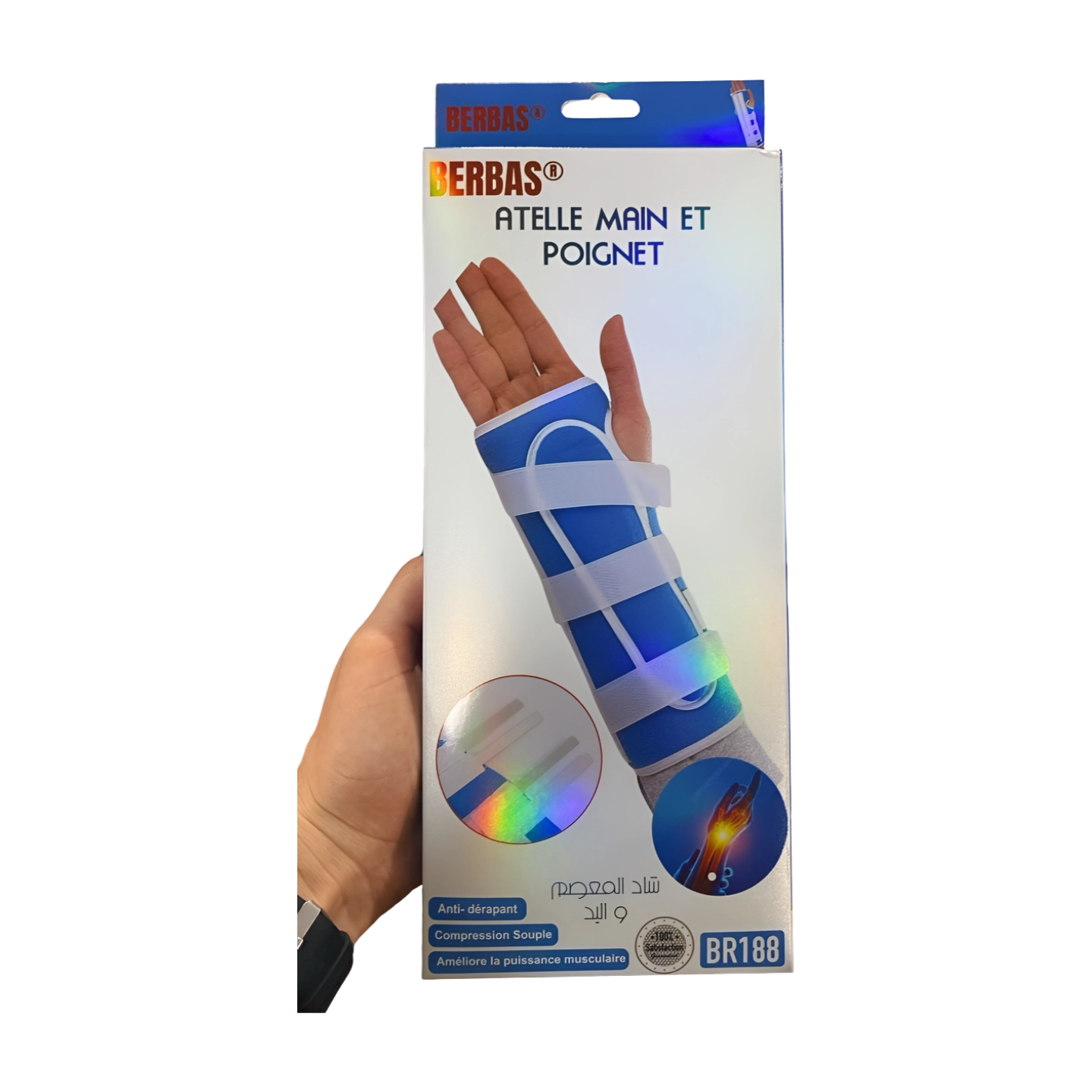 Attelle de main et de poignet Berbas BR188, visiblement conçue pour le soutien et la stabilisation. L'attelle est de couleur neutre (gris clair ou beige) et semble fabriquée dans un matériau flexible mais rigide. Elle est ajustable grâce à des boucles et des sangles, permettant un ajustement personnalisé. L'image met en évidence sa conception ergonomique et son port potentiellement confortable pour soulager les douleurs au poignet et à la main.