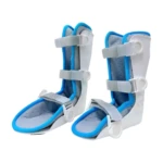 Attelle AFO Berbas BR313 pour enfant, conçue pour corriger le pied tombant. L'attelle est ajustable et offre un soutien durable. Elle est de couleur [Couleur principale de l'attelle, ex: bleu marine] et semble fabriquée dans un matériau [Type de matériau, ex: plastique rigide et tissu doux]. L'image montre l'attelle portée sur la jambe d'un enfant, suggérant son utilisation pour améliorer la mobilité et le confort. Le logo Berbas est visible [Préciser si visible, ex: sur l'attelle ou sur l'emballage].