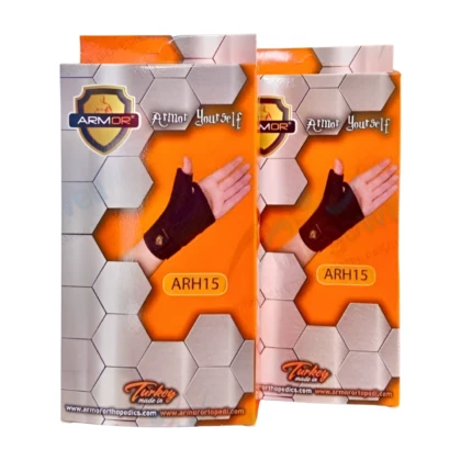 Attelle de poignet réglable Armor (ARH5015), présentée sur fond neutre. L'attelle est en tissu respirant de couleur grise, avec des renforts en plastique rigide sur le dos du poignet. Elle possède des sangles velcro pour un ajustement personnalisé et des boucles réglables. L'attelle est conçue pour soutenir et stabiliser le poignet, soulageant ainsi les douleurs et les entorses.