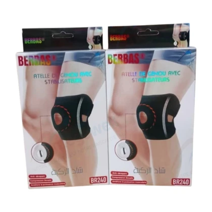 Attelle de genou Berbas BR240, modèle unique, en tissu respirant bleu marine et noir, assurant une stabilisation et un soutien. Elle présente des baleines latérales flexibles pour un maintien optimal et une conception facile à ajuster. L'attelle est conçue pour les activités sportives et le soulagement des douleurs liées aux entorses et tendinites.