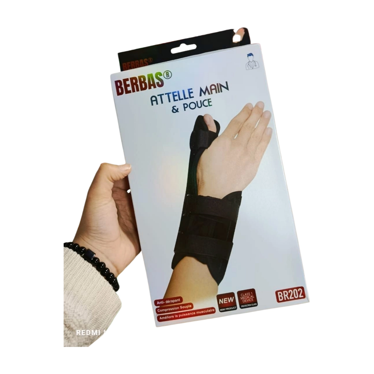 Attelle main et pouce Berbas BR202, présentée sur fond neutre. L'attelle est en plastique rigide, de couleur bleu clair, avec des sangles réglables en velcro pour un maintien personnalisé. Elle comprend un support pour le pouce articulé, permettant une mobilité contrôlée tout en offrant une stabilisation. L'attelle est conçue pour le confort et l'optimisation de la guérison en cas de douleurs, entorses ou tendinites.