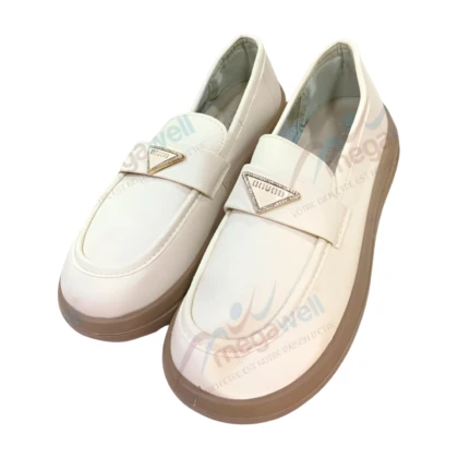 Chaussure femme beige clair, modèle Royal, avec une semelle plate. Cette chaussure élégante est disponible en tailles 37 à 41 et convient aussi bien pour le travail que pour des sorties décontractées.