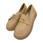 Chaussure femme Royal couleur camel clair (référence 9-23). Chaussure élégante et confortable, idéale pour toutes les occasions. Semelle intérieure rembourrée pour un confort accru. Disponible en tailles 37 à 41.