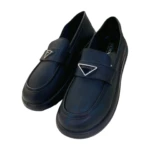 Chaussure femme noire Royal 9-22 : une chaussure élégante et confortable de couleur noire. Elle présente une semelle ergonomique pour un confort optimal. Disponible en tailles 37 à 41. Convient à diverses occasions.