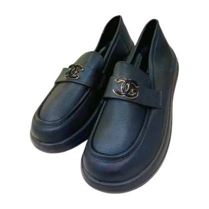 Chaussure femme noire, modèle Royal, élégante et confortable pour un usage quotidien. Design intemporel et de haute qualité. Disponible en tailles 37 à 41.