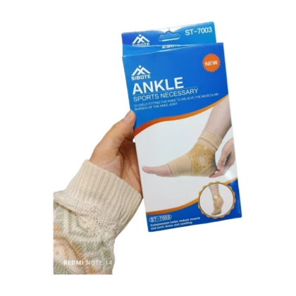 Chevillère Sibote ST-7003 : Chevillère élastique de couleur [couleur de la chevillère, ex: bleu marine] couvrant la cheville droite. La chevillère est ouverte au niveau du talon et possède des attaches velcro pour un ajustement personnalisable. Le tissu semble respirant et fin, et la chevillère est de taille moyenne.
