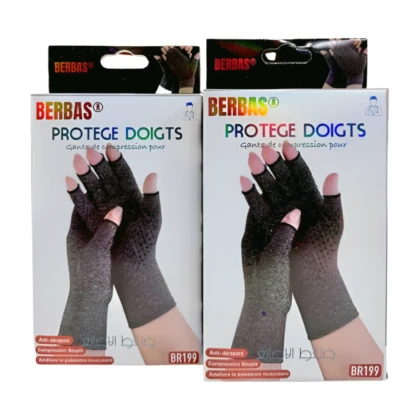 Gant de compression Berbas BR199, visible sur l'image, offrant un maintien et un confort aux doigts. Le gant est conçu pour soulager les douleurs, protéger contre les contraintes et est respirant. Il est discret et adapté aux personnes souffrant de tendinites ou d'arthrite.
