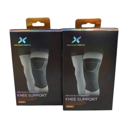 Genouillère universelle de couleur [couleur de la genouillère] offrant un soutien modéré au niveau du genou. La genouillère, de taille standard, semble être fabriquée dans un matériau [type de matériau visible - ex: résille respirante, néoprène, tissu élastique] et est conçue pour offrir confort et récupération. Elle est présentée [description de la présentation - ex: sur un fond blanc, portée par une personne].