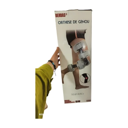 Orthèse de genou articulée Berbas BR333, visible sur l'image. Dispositif médical de couleur [préciser la couleur si visible, ex: bleu/gris/noir] avec articulation latérale, conçu pour le soutien et la mobilité. Adaptée à l'arthrose, tendinite et aux blessures sportives.