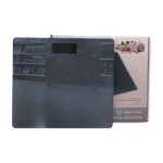 Pèse-personne électronique blanc et noir, capable de supporter jusqu'à 180 kg. Affichage LCD clair et design épuré. Fonction d'arrêt automatique.