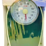 Pèse-personne mécanique Camry DT602. Design classique avec cadran analogique à aiguilles indiquant le poids. Boîtier robuste en métal. Pas de piles nécessaires. Idéal pour un suivi précis et durable du poids.