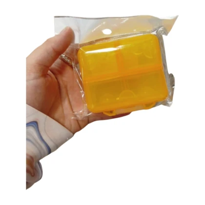 Pilulier Berbas à 7 compartiments, de couleur [préciser la couleur si visible, ex: blanc, bleu clair], présentant sept cavités individuelles pour le rangement des médicaments. Le pilulier semble être en [préciser le matériau si visible, ex: plastique rigide] et possède une fermeture sécurisée. Il est conçu pour faciliter l'organisation et la prise quotidienne des médicaments.