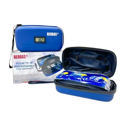 Pochette Berbas (BR431) pour insuline : petite pochette élégante, probablement en matériau résistant, avec un écran intégré affichant des informations sur l'insuline. Conçue pour protéger et faciliter le transport de l'insuline, elle vise à simplifier la gestion quotidienne du diabète.