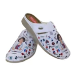 Sabot orthopédique pour femme Enova M-275, couleur blanc. Semelle et tige entièrement blanches, offrant un maintien optimal et un confort pour un usage quotidien. Disponible en tailles 37 à 41. Protège le pied et aide à réduire la fatigue.