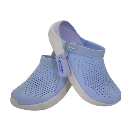 Sabots Crocs pour femme, couleur bleu ciel. Semelle plateforme antidérapante, design ouvert avec perforations, matériau léger et facile à nettoyer. Disponible en tailles 36 à 42. Idéal pour un confort décontracté à la maison ou pour sortir.