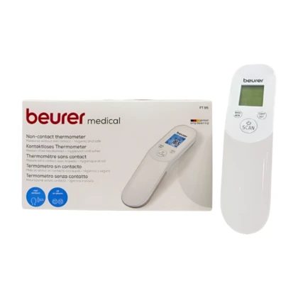 Thermomètre infrarouge non-contact Beurer FT-85, tenant en main. Design ergonomique, écran digital affichant une température. Prêt pour une mesure rapide et précise au front ou à l'oreille. Icônes simplifiées indiquant les fonctions de mémoire et d'alerte visuelle. Couleur dominante blanche et gris clair.