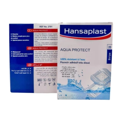 Pansement Hansaplast Aqua Protect, invisible sur la peau, pour les mains sèches et abîmées. L'image montre un pansement fin et transparent, légèrement translucide, appliqué sur une main. Le pansement est présenté seul ou sur une main, soulignant son caractère discret et sa capacité à protéger la peau sans être visible. Le packaging, typique de la marque Hansaplast, peut également être visible.