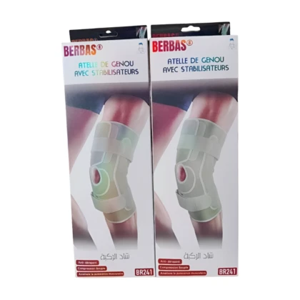 Attelle de genou Berbas BR241, en tissu respirant bleu et noir, avec des baleines latérales articulées pour un soutien et une stabilité renforcés. Conçue pour le confort et la rééducation, elle est idéale pour soulager les douleurs et les entorses légères.