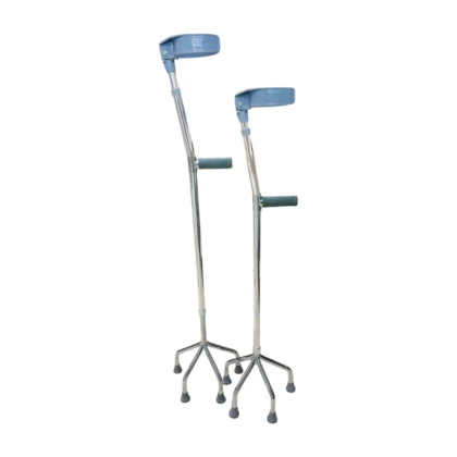 Canne anglaise en aluminium, couleur [Couleur de la canne si visible dans l'image, sinon "argentée"], avec une base quadripode pour une stabilité accrue. La canne est réglable en hauteur et conçue pour être légère et discrète.