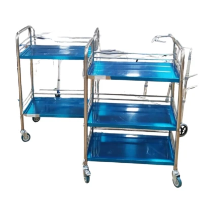 Guéridon à trois étages Medanex KF-3030S en acier inoxydable, présentant une surface élégante et robuste. Le meuble est conçu pour optimiser l'espace dans les parapharmacies et les salles de soins, offrant un présentoir pratique et facile à nettoyer.