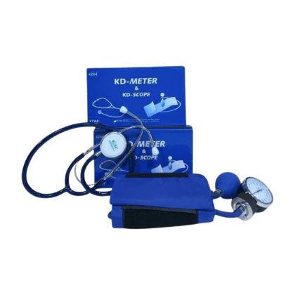 Kit tensiomètre et stéthoscope Kdm, outils de surveillance de la tension artérielle. Le kit comprend un tensiomètre électronique et un stéthoscope, suggérant un dispositif médical pour le suivi de la santé à domicile.