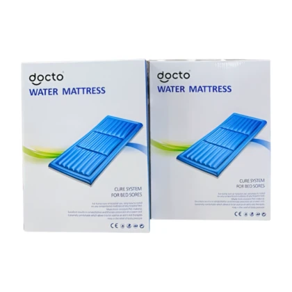 Matelas Docto anti-escarres à eau, illustrant son design hydro-pneumatique. Le matelas est représenté [Décrivez brièvement la couleur et la texture visible du matelas, par exemple : "dans un ton bleu clair et présente une surface lisse"]. On perçoit [Décrivez les éléments visibles liés à l'eau, par exemple : "le réservoir d'eau intégré et les lignes indiquant le mouvement de l'eau à l'intérieur"]. L'image suggère un produit conçu pour offrir confort et soutien, avec un aspect [Décrivez l'impression générale, par exemple : "moderne et discret"].