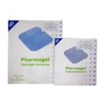 Pansement en gel Pharmagel de 15x15 cm, présenté sur fond neutre. Le pansement est de couleur bleu clair, avec une texture légèrement gaufrée. Il est conçu pour couvrir une plaie et offre une protection ainsi qu'un confort pour la cicatrisation. Le numéro de référence GEL 150150 est visible sur l'emballage.