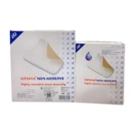 Pansement hydrocellulaire Espuma, format 10x10cm, de couleur [Couleur du pansement - ex: beige, blanc, etc.], visiblement souple et légèrement texturé. Il est présenté [Description de la présentation - ex: sur fond neutre, emballé, etc.] et semble conçu pour recouvrir une plaie de taille modérée. La texture suggère une surface respirante et non adhérente.