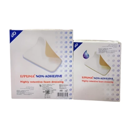 Pansement hydrocellulaire Espuma, format 10x10cm, de couleur [Couleur du pansement - ex: beige, blanc, etc.], visiblement souple et légèrement texturé. Il est présenté [Description de la présentation - ex: sur fond neutre, emballé, etc.] et semble conçu pour recouvrir une plaie de taille modérée. La texture suggère une surface respirante et non adhérente.